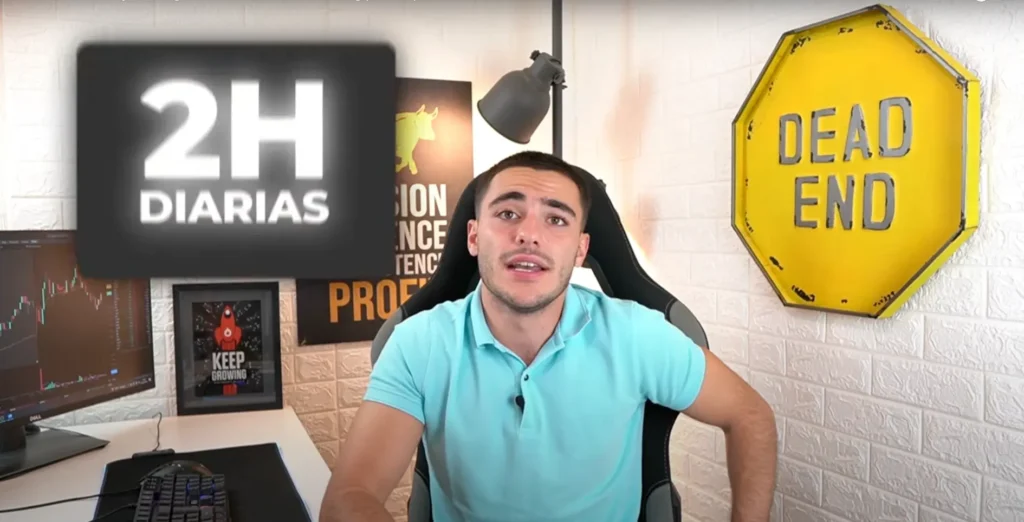 Fernando Ruiz de Velasco enseña estrategias de inversión online con solo 2 horas al día, en un entorno de trabajo con gráficos bursátiles y mensaje visual ‘Dead End’.